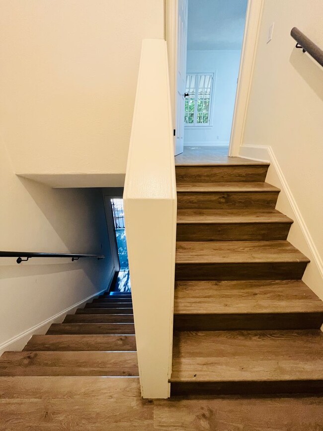 Building Photo - Fresh & Fabulous Upper Level Glendale One ...