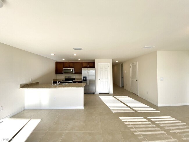 Foto del edificio - 4 br, 2 bath House - 4148 Northeast 21st A...