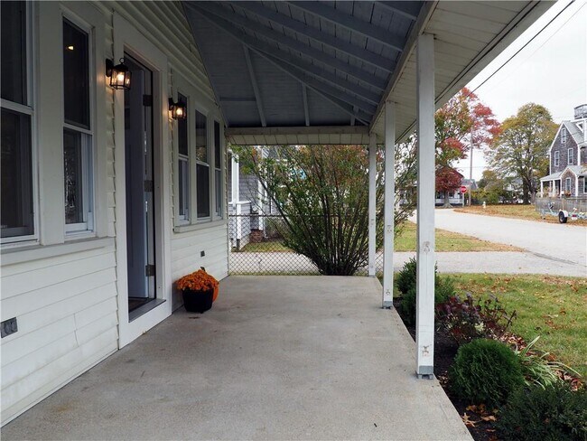 Foto del edificio - 74 Blanding Ave