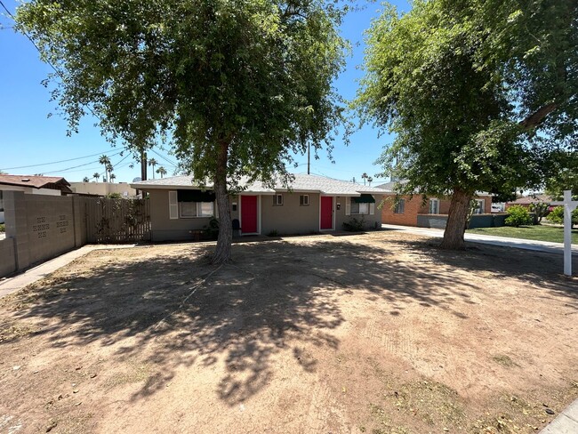 Building Photo - 1 bedroom 1 bathroom with Large Storage Unit!