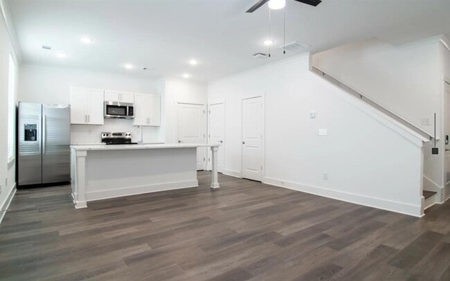 Building Photo - 5055 Southwood Rd
