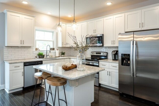 Building Photo - Exceptional and Spacous Townhouse!