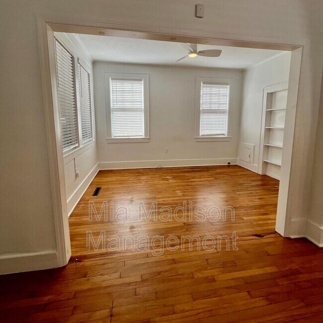 Building Photo - 103 W 51st St