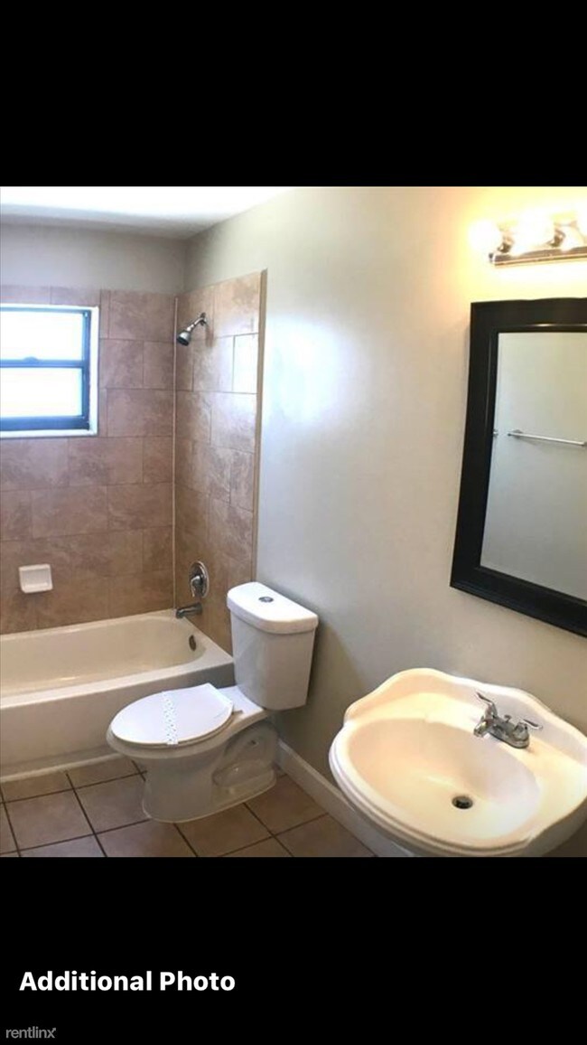 Building Photo - 5618 Lincoln Cir E