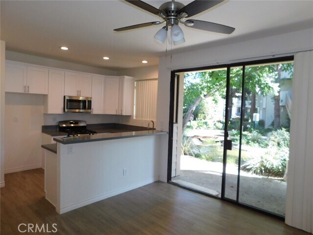 Building Photo - 10550 Lakeside Dr N