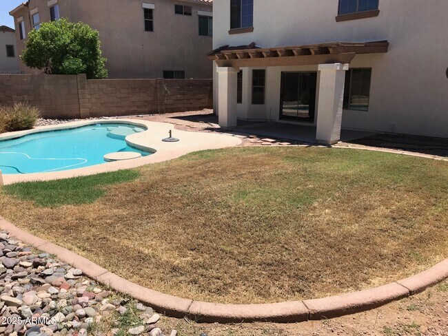 Foto del edificio - 3440 E Flower St