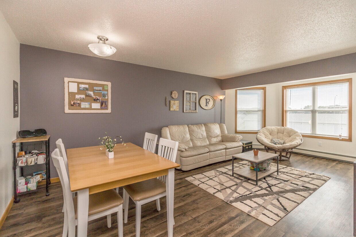 Foto principal - Alberta Heights Apartment Community