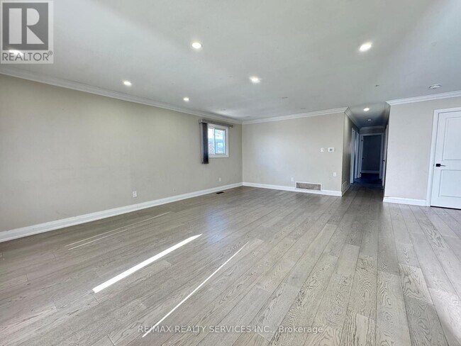 Building Photo - 52 Centre St N