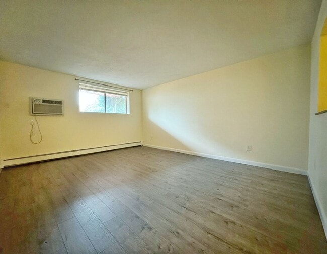 Building Photo - Luxury 2 bed condo includes Heat, hot wate...