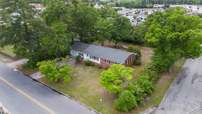 Building Photo - 607 Pinetree Dr