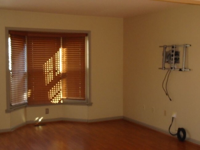 Building Photo - 8901 Oakwood Way