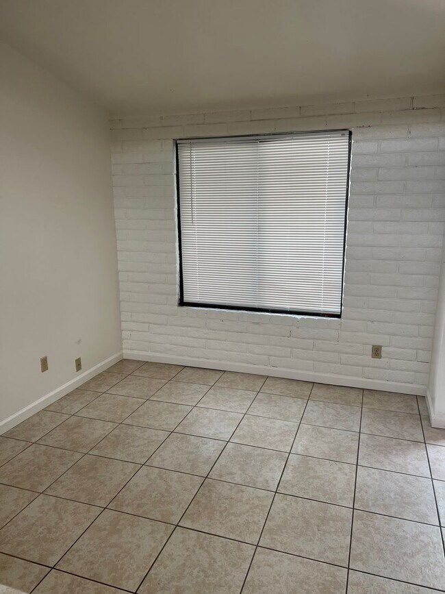 Building Photo - 569 Campbell
