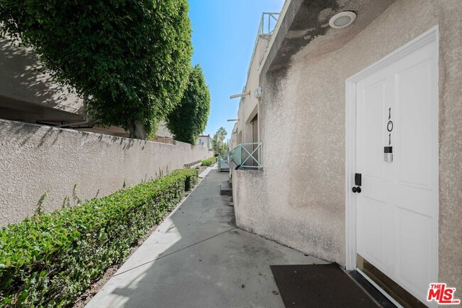 Building Photo - 610 Venice Way