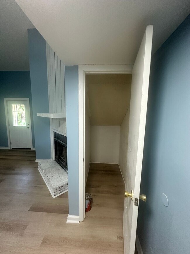 Building Photo - 2 Bedroom/2 Bath Townhome