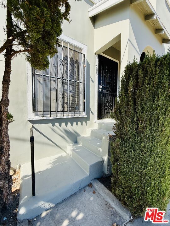 Building Photo - 3881 S Gramercy Pl