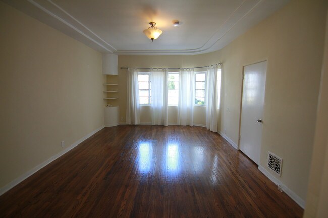 Building Photo - 909 S Serrano Ave