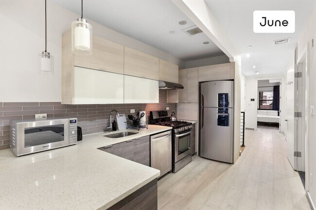 Building Photo - ROOM ONLY in 5-bed/2.5-bath Home