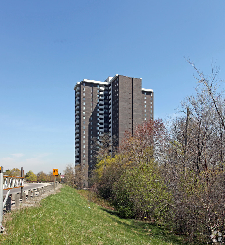 Building Photo - 5 Old Sheppard Ave