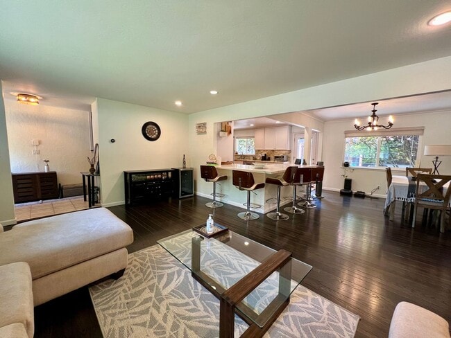 Building Photo - Gorgeous remodeled 2 story 3 bedroom, 3 fu...