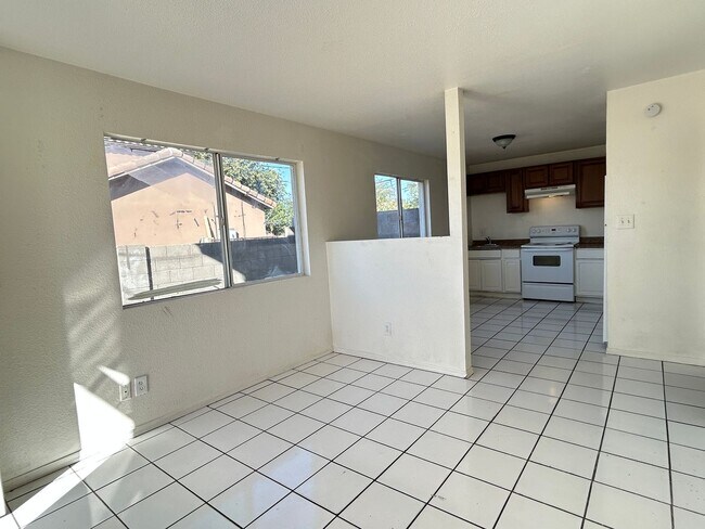 Building Photo - Upstairs 2 Bed 1 Bath