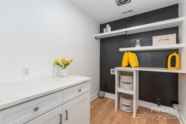 Foto del edificio - 8229 Willhill Rd
