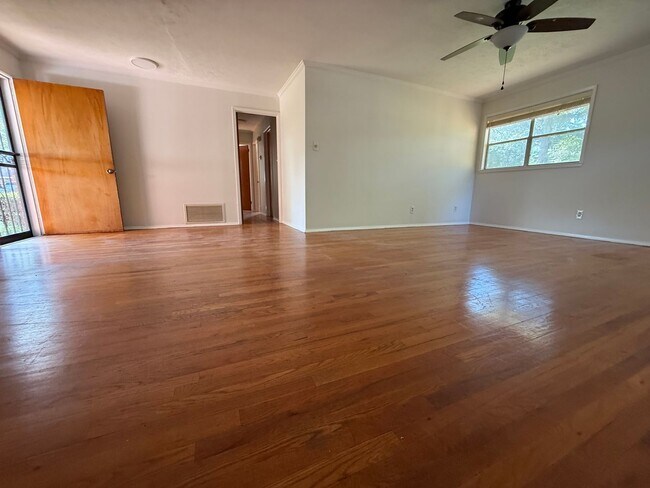 Foto del edificio - 1821 Grove Hill Ln