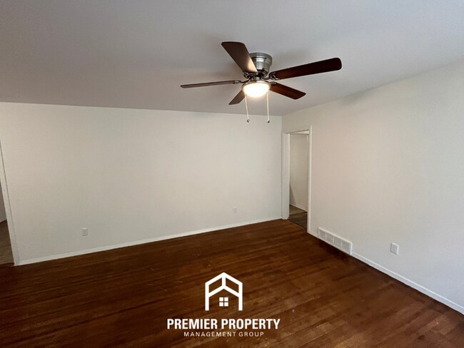 Foto del edificio - Spacious 3BR/2BA Home with Den & Living Room | Brick Fireplace & Large Yard