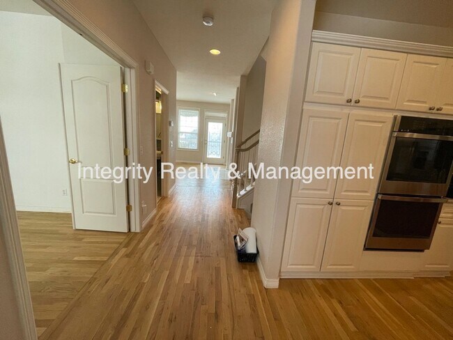 Foto del edificio - 4 Bed/3.5 Bath Single Family Home, 3187 sq...