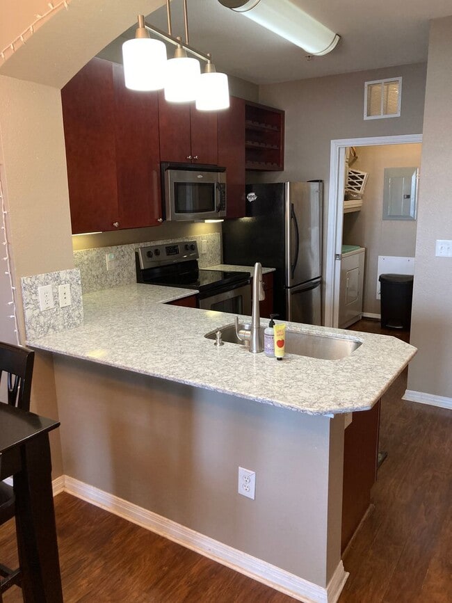 Foto del edificio - Fully Furnished 2/2 Condo in West Campus