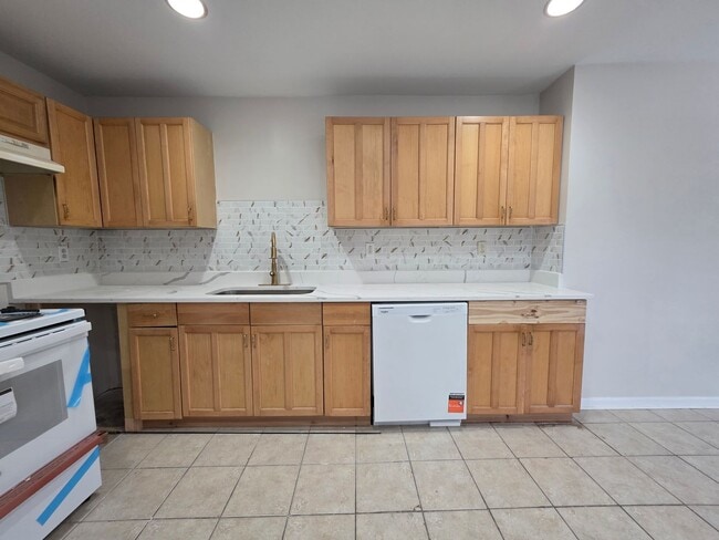 Building Photo - 4Bed/1Bath Available in Newark DE!