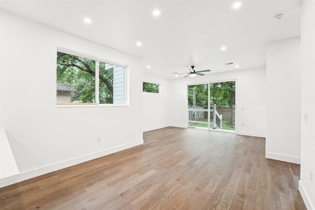 Building Photo - 1208 W Oltorf St