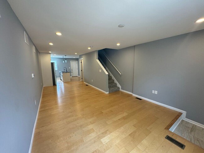 Building Photo - 2731 Mura St