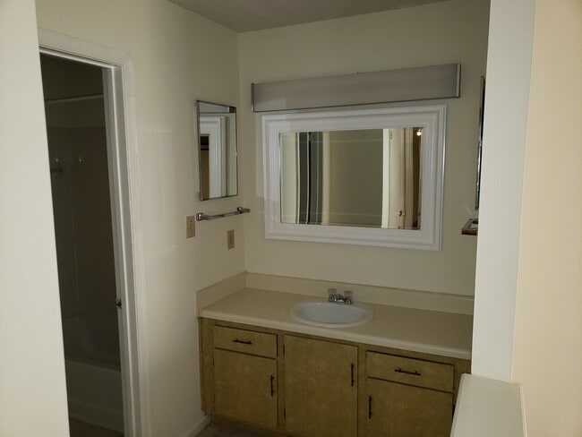 Building Photo - Coming Soon! Spacious 2BR, 2BA Condo in Desirable Chapel Hill Community