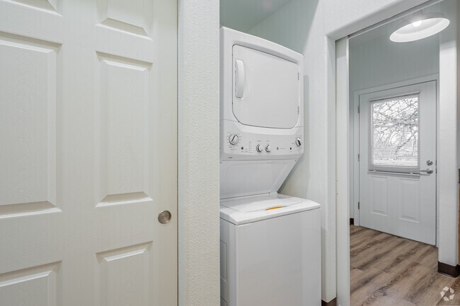 0 habitaciones, 1 baño - 610 pies cuadrados - Lavandería en la unidad - Plum Meadows