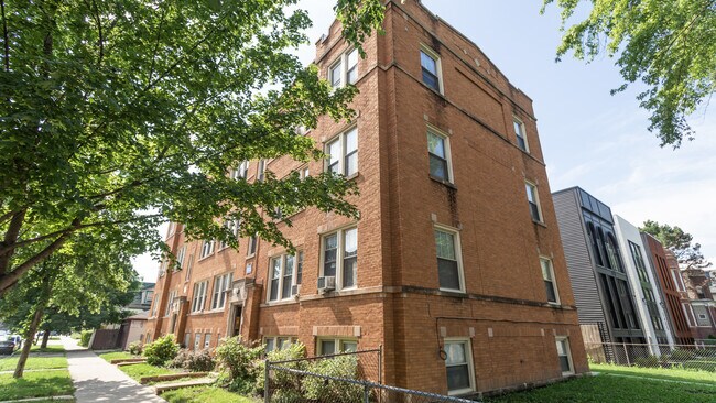 Foto del edificio - 4744 W Roscoe St