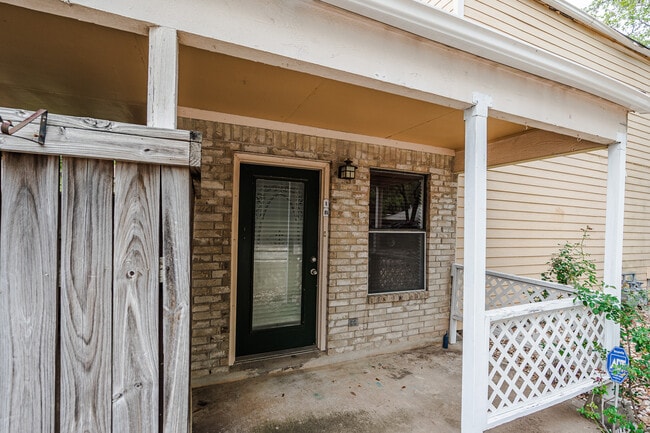Foto del edificio - Room in Condo on Beauregard Cir
