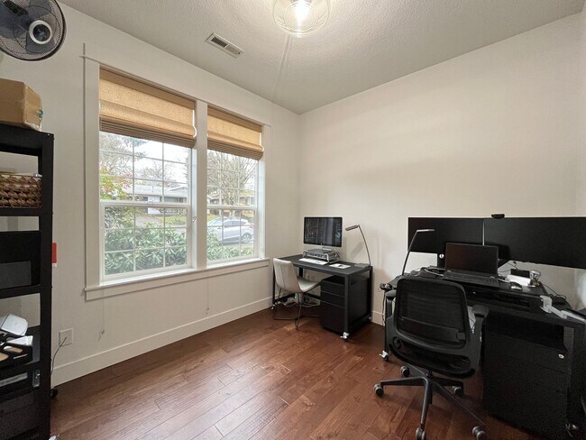 Building Photo - Amazing 3 bed/2 Bath in the St. John's Dis...
