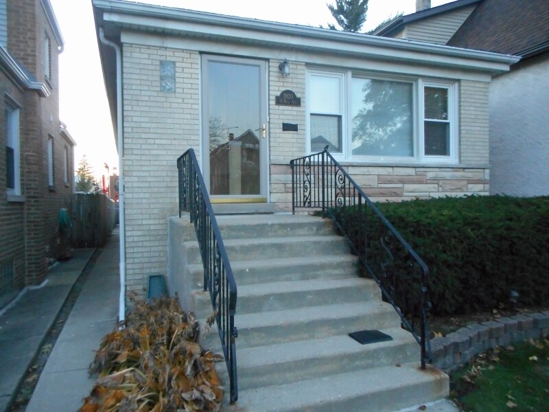 Primary Photo - 3920 N Neva Ave