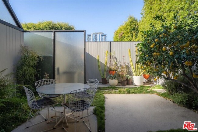 Foto del edificio - 1570 La Baig Ave