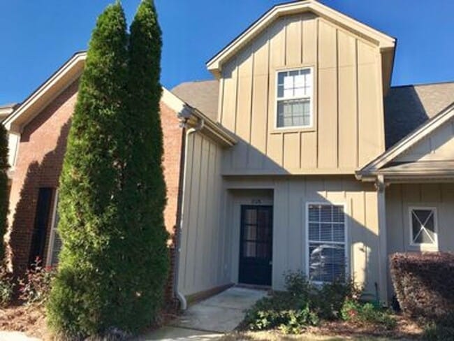 Building Photo - Spacious 3 bedroom 2.5 bath Condo in the h...