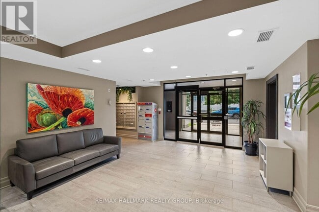 Building Photo - 260 Besserer St