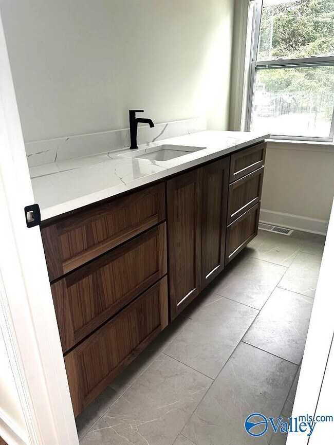 Building Photo - 2006 Stanford Dr SW