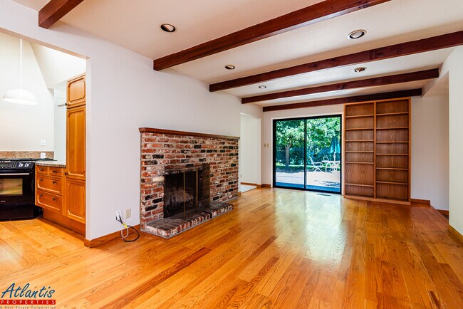 Building Photo - 820 Miranda Green St