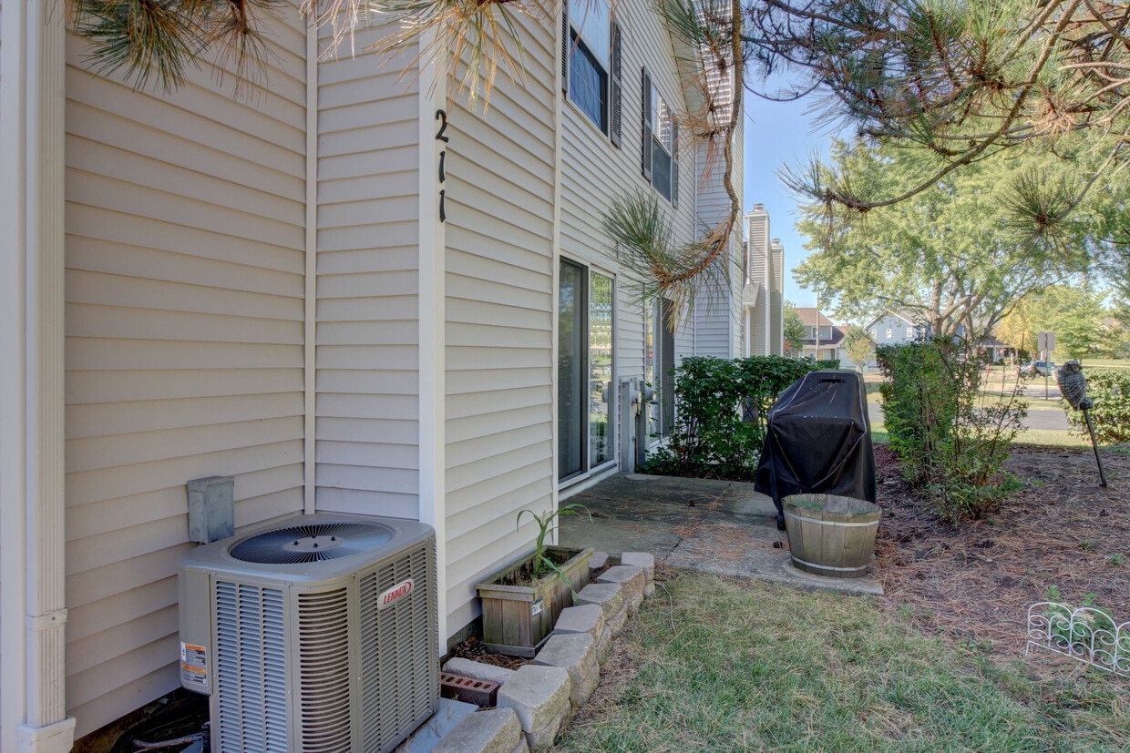 Building Photo - 211 Acorn Dr
