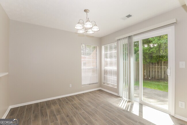 Building Photo - 3020 Linden Dr