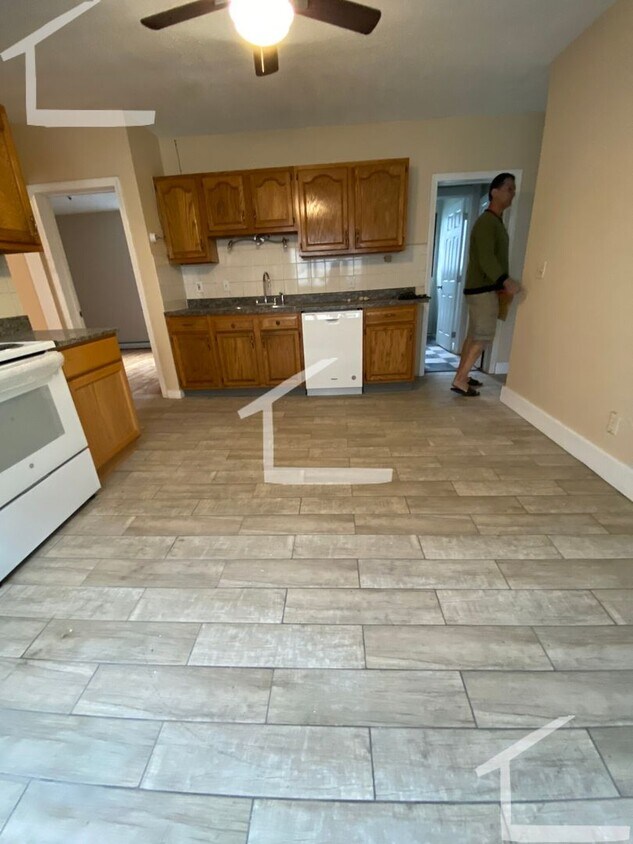 Foto principal - Huge 2nd floor recently renovated unit