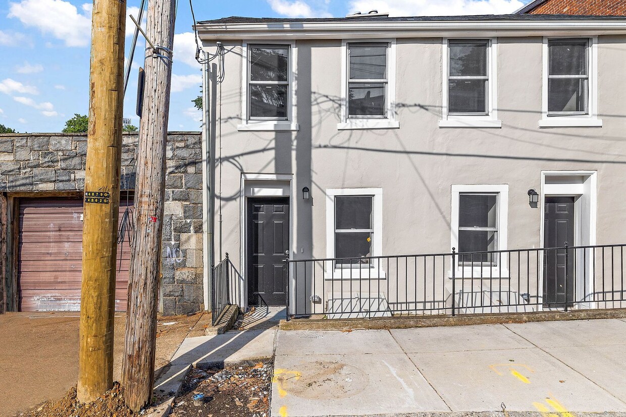 Primary Photo - 2 Bedroom 1 Bath Townhouse for rent