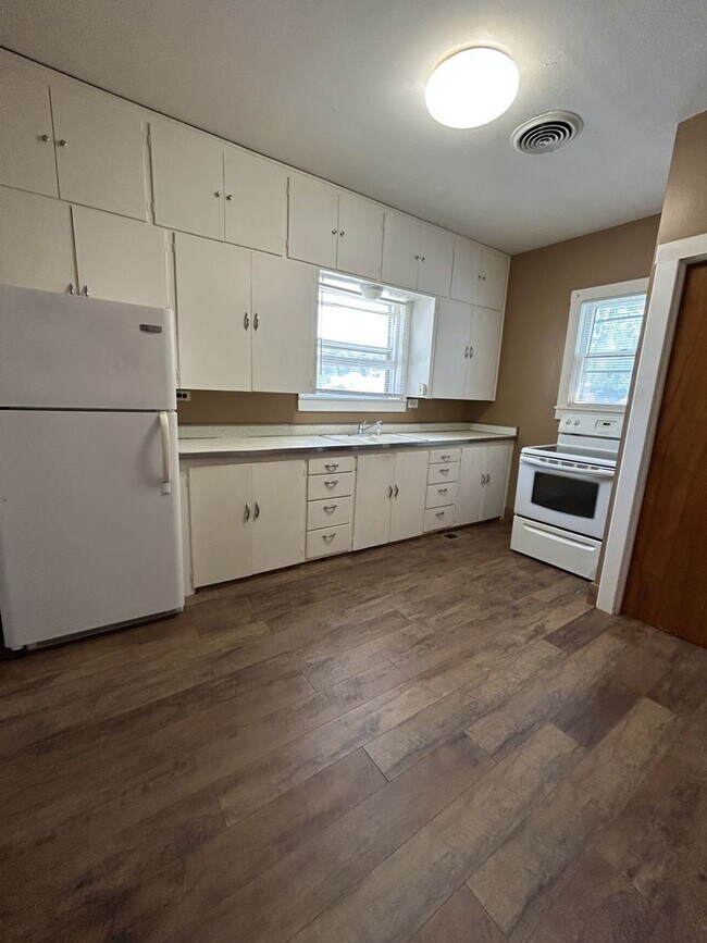 Foto del edificio - Large 3 bedroom 1 bath steps away from PSU Campus!!