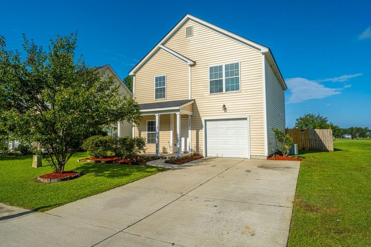 Primary Photo - **COMPLETLEY RENOVATED** 4 Bed, 3 Bath Home In Summerville!!