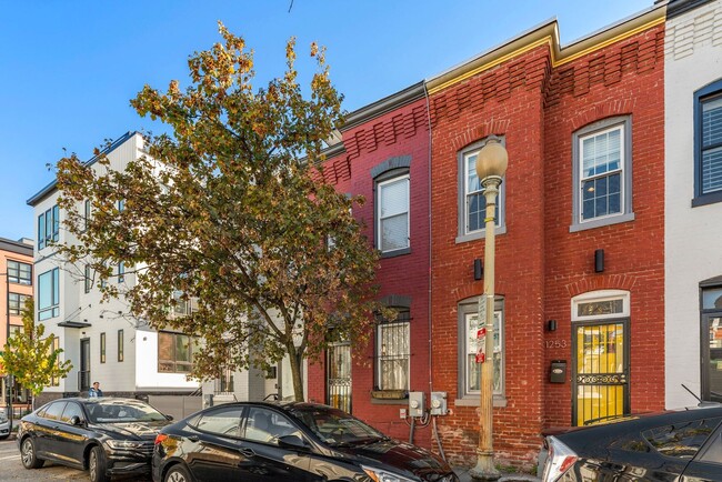 Building Photo - 2 Bedroom 1 Bathroom Townhouse // H-Street...